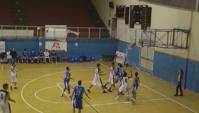 si-lotta-sotto-canestro